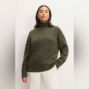 Everlane - boxy cashmere turtleneck sweater - size L